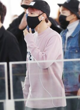 Pink Peace Sweater | Baekhyun - EXO