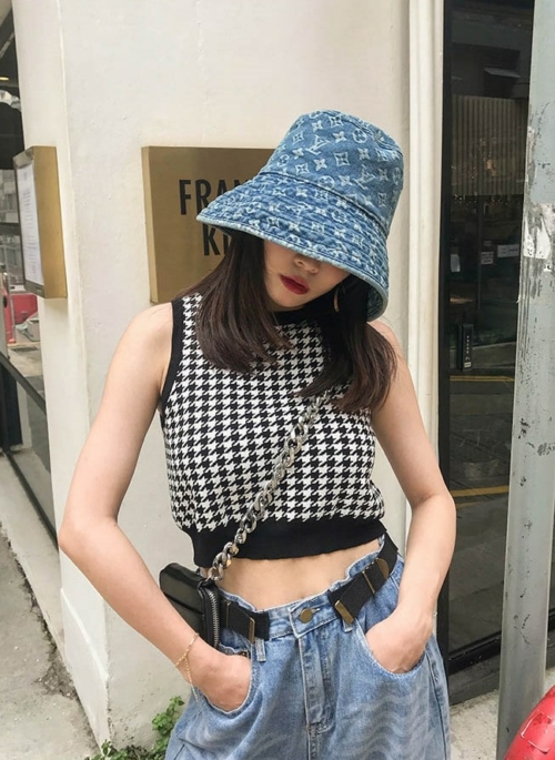 Black And White Houndstooth Sleeveless Plaid Crop Top | Minnie – (G)I-DLE
