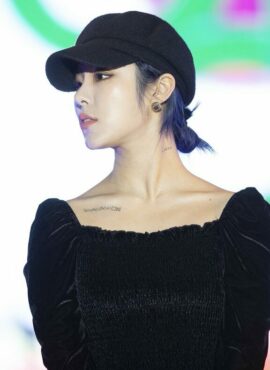 Black Velvet Square Collar Top | Wheein - Mamamoo