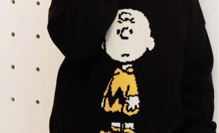 Black Charlie Brown Classic Sweater | Lisa – Blackpink