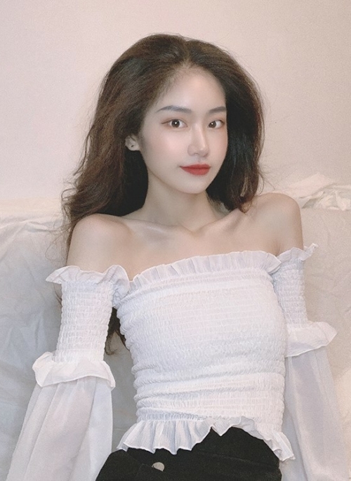 White Bubble Sleeve Off Shoulder Top | Chung Ha