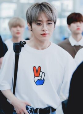 White Peace Sign Printed T-Shirt | LeeKnow - Stray Kids