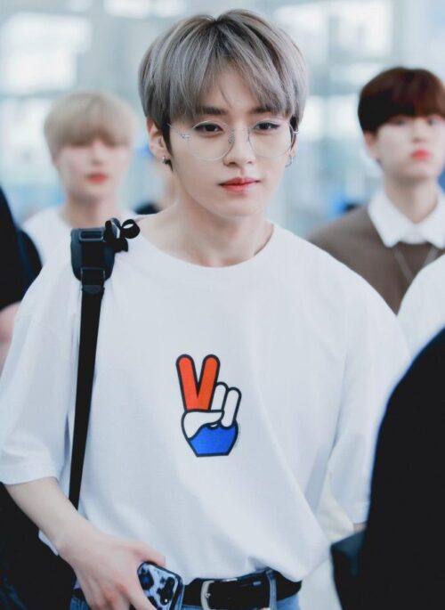 White Peace Sign Printed T-Shirt | LeeKnow – Stray Kids