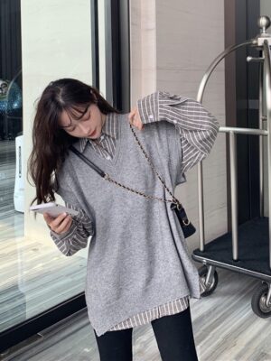 Jisoo -BlackPink Grey Shirt With White Stripes (8)