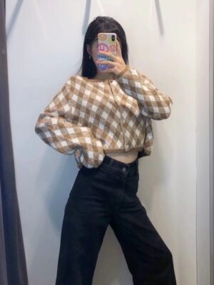 Jennie – BlackPink Brown and White Check Patterned Cardigan (9)