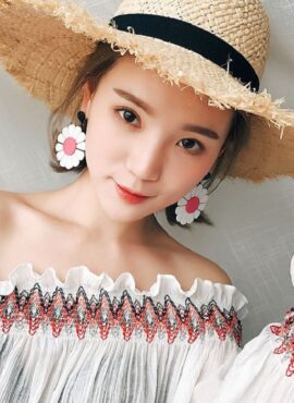 White And Pink Big Daisy Earrings | Jisoo - BlackPink