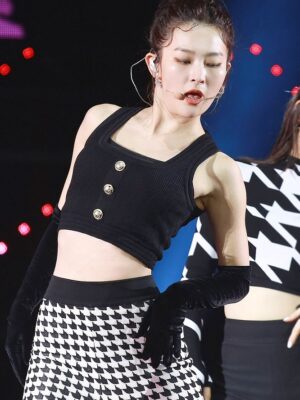 Black Sleevess Cropped Top | Seulgi – Red Velvet