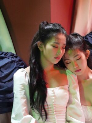 White Puffed Sleeve Top | Seulgi – Red Velvet