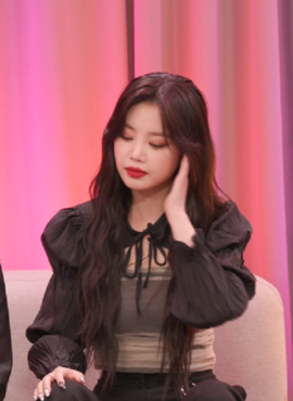 Black Puffed Sleeve Shawl Top | Soojin – (G)I-DLE