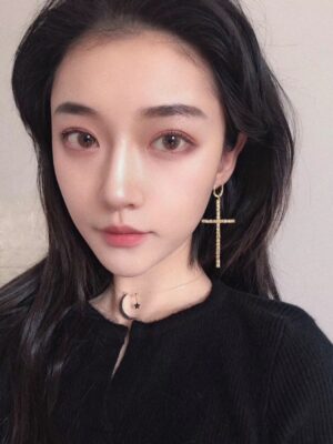 Jennie – BlackPink Asymmetrical Cross Earrings (10)