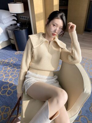 Miyeon – (G)I-DLE Beige Wide Collared Sweater With Zipper (6)