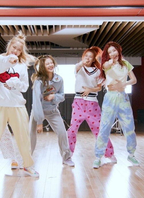 Green and Blue Tie-Dye Pants | Chaeryeong - ITZY