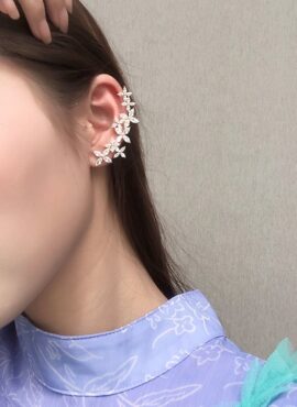 Silver Flower Asymmetrical Earrings | Yuna - ITZY