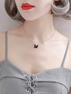 Black Swan Necklace Jeongyeon (2)