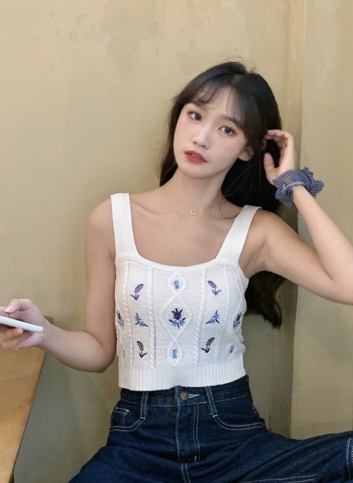 White Floral Embroidered Knitted Crop Top | E:U – Everglow
