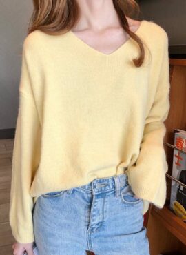 Light Yellow V-Neck Sweater | Yeri - Red Velvet