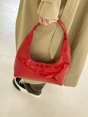 Seulgi – Red Velvet – Red Crescent Shaped Shoulder Bag (10)