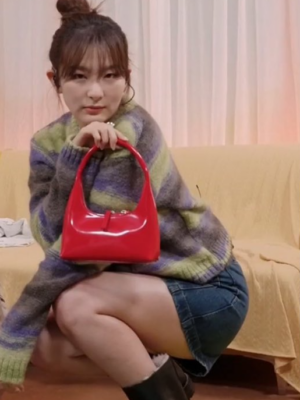 Red Crescent Shaped Shoulder Bag | Seulgi – Red Velvet