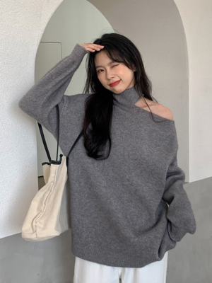 Sihyeon – Everglow – Grey One Shoulder Cut Turtleneck Sweater (6)