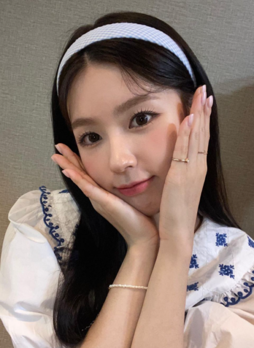 White Embroidered Doll Collar Blouse | Miyeon - (G)I-DLE