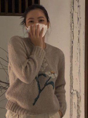 Grey Flower Pullover Sweater | Yeri – Red Velvet