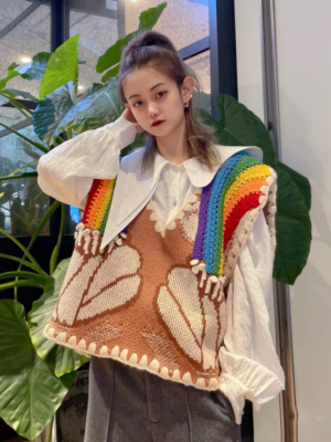 Yuqi – (G)I-DLE – Brown Rainbow Crochet Vest (3)