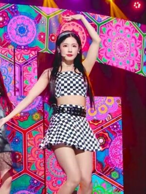 Black And White Checkered Crop Top | Miyeon – (G)I-DLE