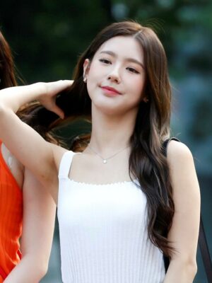 White Ribbed Square Neck Sleeveless Crop Top | Miyeon – (G)I-DLE