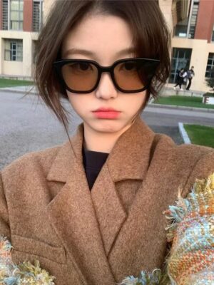 Black Thick-Framed Sunglasses Chung Ha