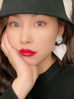 Soyeon – (G)I-DLE – Silver Oversized Heart Charm Earrings (3)