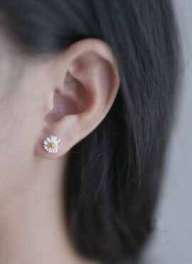 White Tiny Daisy Earrings | Chaeryeong - ITZY