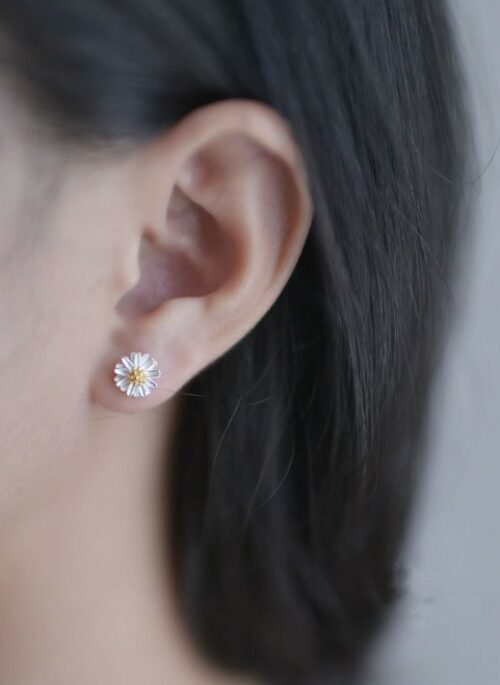 White Tiny Daisy Earrings | Chaeryeong – ITZY