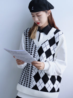 Hueningkai – TXT – White Houndstooth And Check Contrast Vest (3)