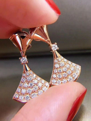 IU – Gold Crystal Studded Fan Shaped Earrings (4)