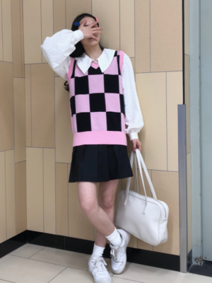 Jungwon – Enhypen – Pink Check V-Neck Knit Vest (4)