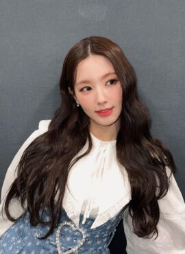White Pointed Collar Blouse | Miyeon - (G)I-DLE