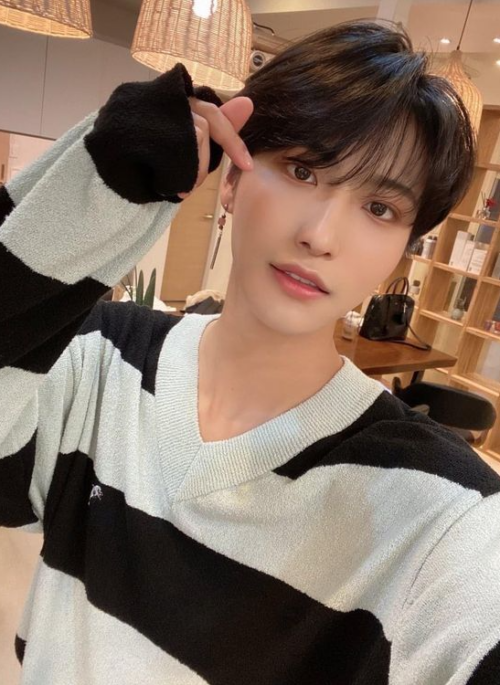 Black Retro Striped V-Neck Sweater | Seonghwa - ATEEZ