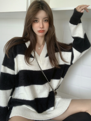 Seonghwa – ATEEZ – Black Retro Striped V-Neck Sweater (4)