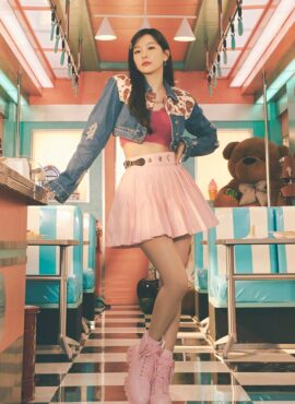 Pink Fluffy Chained Cropped T-Shirt | Seulgi - Red Velvet