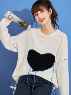White-Stitched-Heart-Sweater-Yeji-ITZY (6)