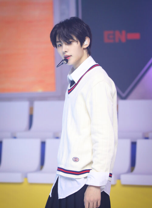 White Wide-Ribbed Sweater With Red And Blue Linings | Sunghoon – Enhypen