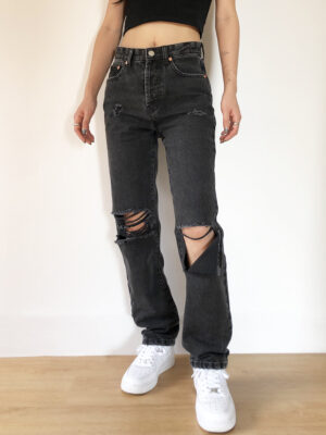 Black Asymmetric Ripped Jeans Chaeryeong – ITZY (9)