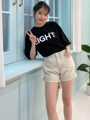 Black “Eight” Word Round Neck T-Shirt | IU
