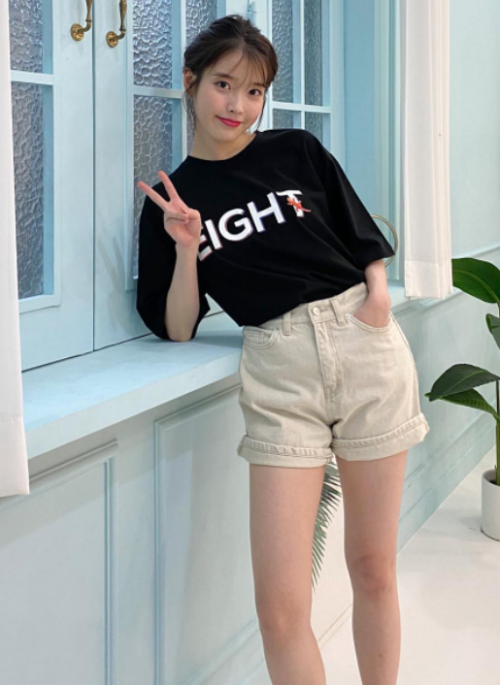 Black “Eight” Word Round Neck T-Shirt | IU