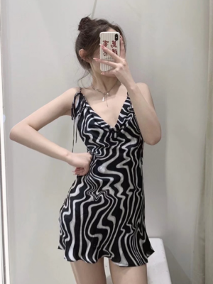 Shuhua – (G)I-DLE – Black Zebra Patterned Dress (1)