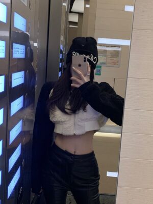 Soyeon – (G)I-DLE Black And White Plush Cropped Jacket (3)