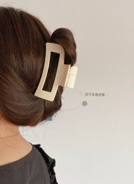 Beige Large Rectangular Hair Clamp | Ahn Mi Yeon - Our Beloved Summer