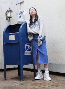 Navy Blue Front-Slit Denim Skirt | Chung Ha