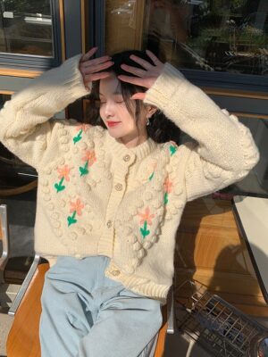 Hyuna – Beige Flower Embroidered Cardigan (4)