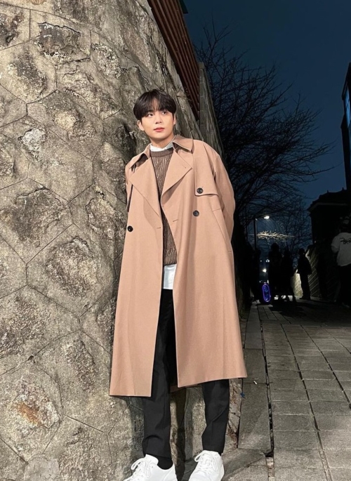 Beige Trench Coat | Jongho – ATEEZ